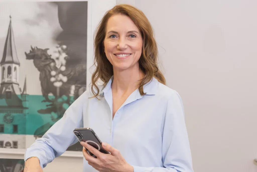 Wenig Termine vor Ort in der Zahnarztpraxis Bogenhausen sind notwendig, da Vieles digital über das Smartphone möglich ist